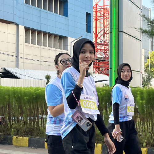 Peserta Stovit Run 2026 berlari di jalanan Surabaya