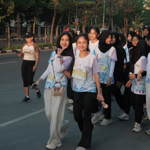 Pelari Stovit Run 2026 melintasi rute lari di Surabaya